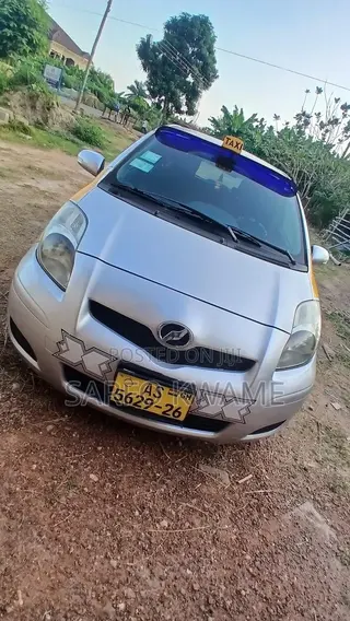 Toyota Vitz 2010 Silver