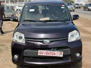 Toyota Sienta 1.5 FWD (6-seater) 2015 Purple