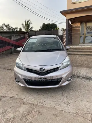 Toyota Vitz 1.3 FWD 5dr 2013 Pink