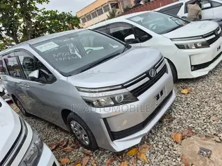 Toyota Voxy 2016