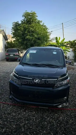 Toyota Voxy V 2WD 7-Seater 2014
