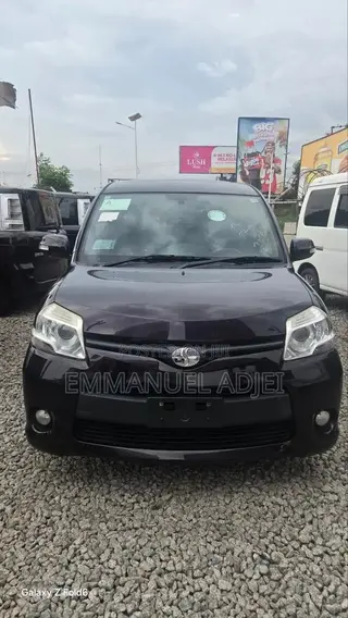 Toyota Sienta 2014 Maroon
