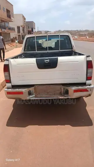 Nissan Hardbody 2005 White