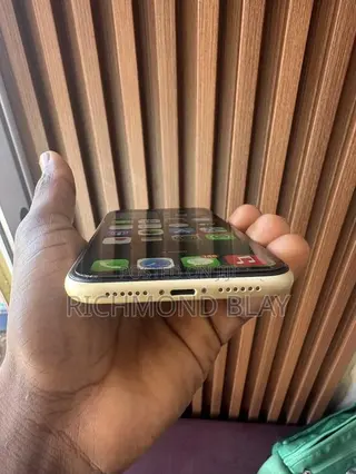 Apple iPhone XR 64 GB Yellow