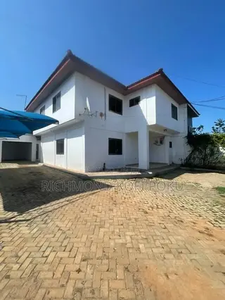 4bdrm Apartment in Kofis Realty, Sakumono for rent