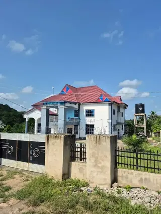 5bdrm House in Beautiful House, Cape Coast Metropolitan for sale