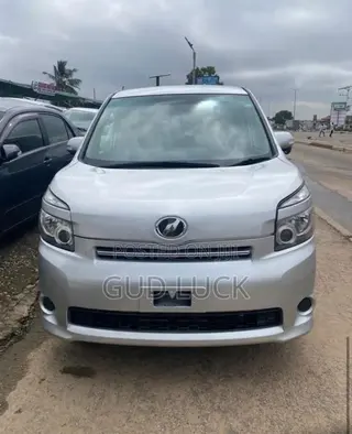 Toyota Voxy 2011 Silver