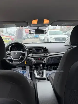 Hyundai Elantra SE Sedan FWD (2.0L 4cyl 6M) 2017 White