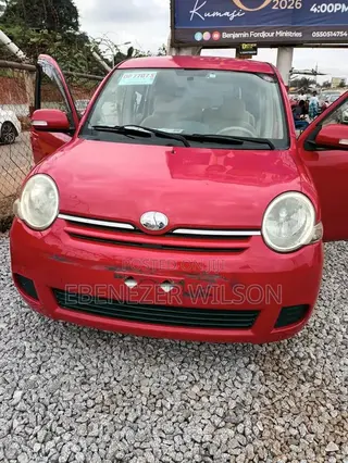Toyota Sienta 2012 Red