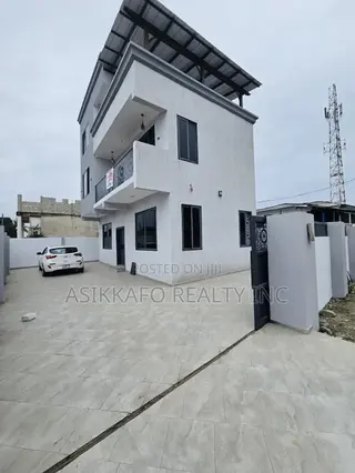 3bdrm Penthouse in Marwako, Labone for rent