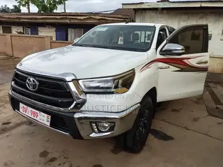 Toyota Hilux 2023 White