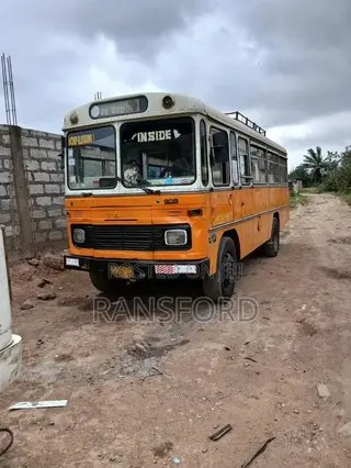Tata Starbus Ultra Skool 1990 Orange