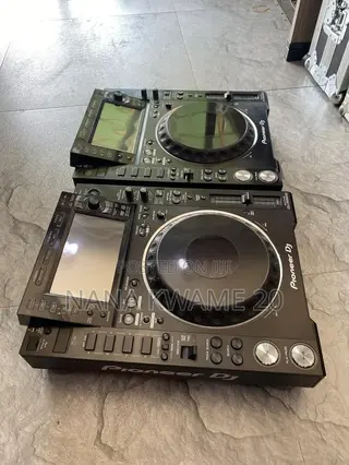 2x Pioneer CDJ 2000 Nexus 2