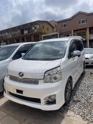 Toyota Voxy X 2WD 8-Seater 2013 White