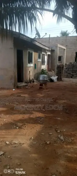 8bdrm House in Pokuase for sale