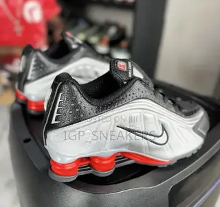 Nike Shox R4