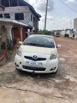 Toyota Vitz 1.3 AWD 3dr 2010 Off white