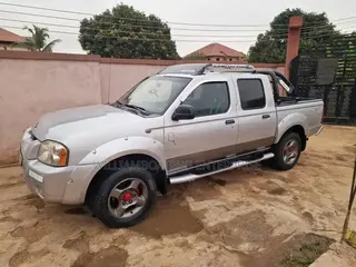 Nissan Frontier SE-V6 4x2 Crew Cab 116.1 in. WB 2000 Gray