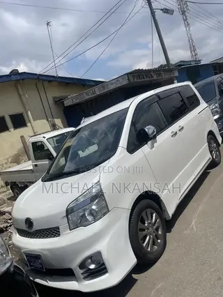 Toyota Voxy V 2WD 8-Seater 2013 White
