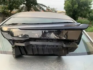 Honda CR-V Headlight (Passenger Side)