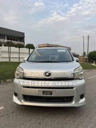 Toyota Voxy V 2WD 8-Seater 2013 Silver