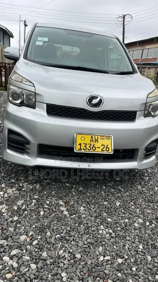 Toyota Voxy X L Edition 2WD 8-Seater 2012 Silver