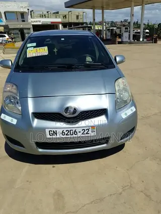 Toyota Vitz 2010 Silver