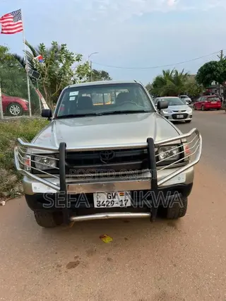 Toyota Hilux 2000 Silver