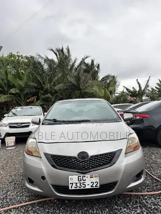 Toyota Yaris Base Sedan 4dr 2010 Silver