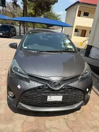 Toyota Vitz 2015 Gray