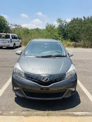 Toyota Vitz 2013 Silver
