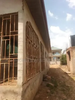 5bdrm Duplex in Sasaabi for sale