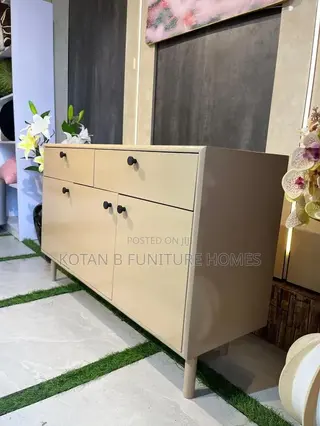 A Modern 5 Drawer Dresser