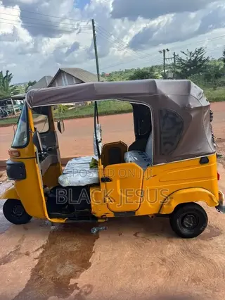 Bajaj Boxer 100 2025 Yellow