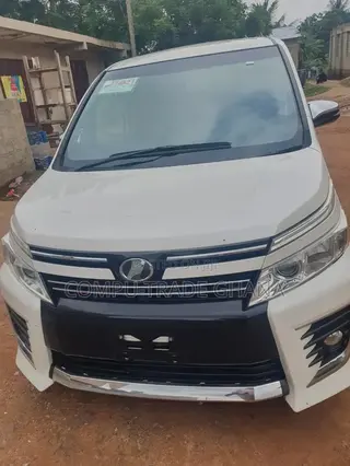 Toyota HiAce 2015 White