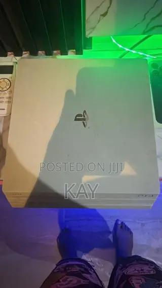 PS4 Pro White