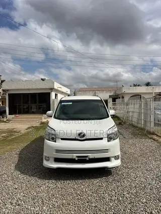 Toyota Voxy V 4WD 8-Seater 2011 White