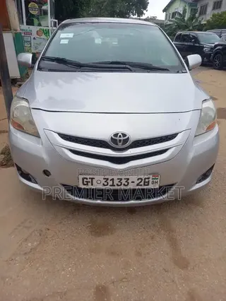 Toyota Yaris Base Sedan 4dr 2010 Silver