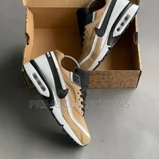 Men’s Lightweight Breathable Sports Sneakers – Casual Running Shoes