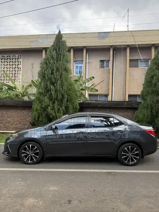 Toyota Corolla SE (1.8L 4cyl 6M) 2018 Gray