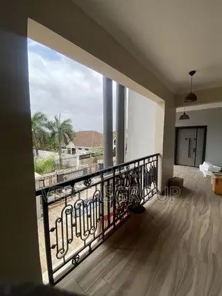 3bdrm Apartment in American House for rent
