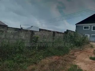 Walled Land in Esipon. For Sale