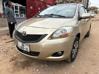 Toyota Yaris Base Sedan 4dr 2010 Ivory