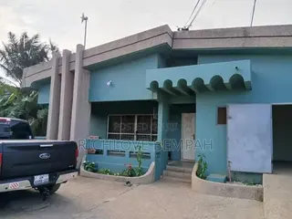 6bdrm House in Onyinasi, Awoshie for sale