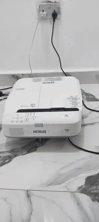 Ultra-Short Throw Projector