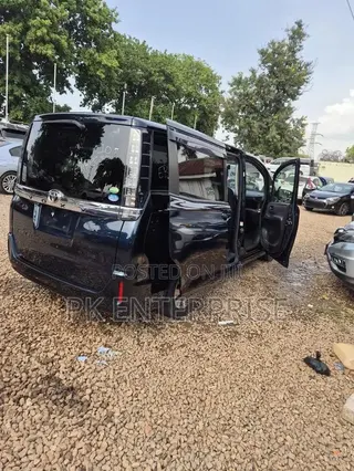 Toyota Voxy 2015