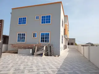 8bdrm Apartment in Tema Metropolitan for sale