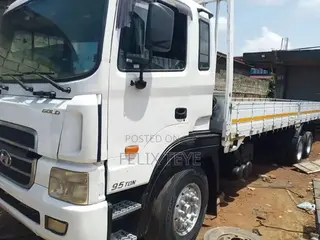 Hyundai 9.5 Ton Truck Double Axles 2015 White