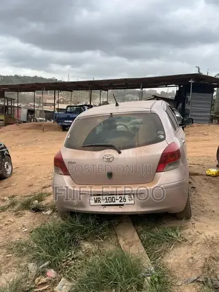 Toyota Vitz 1.3 FWD 3dr 2010 Gray