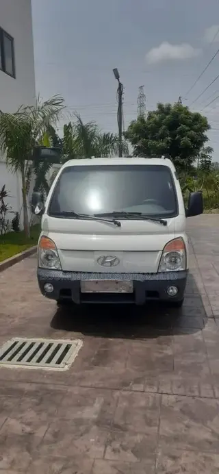 Hyundai H-100 Double-Cab Flatbed Truck